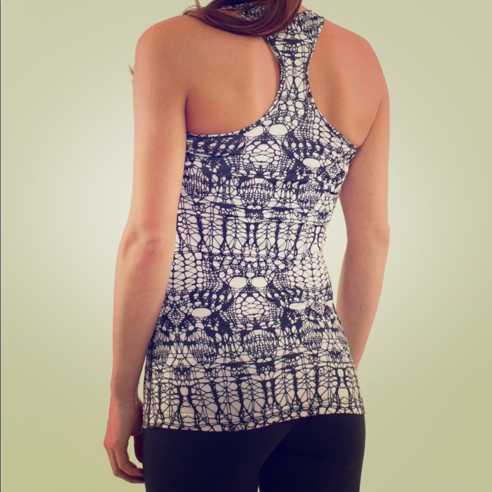 Lululemon black and white glacier pattern tank